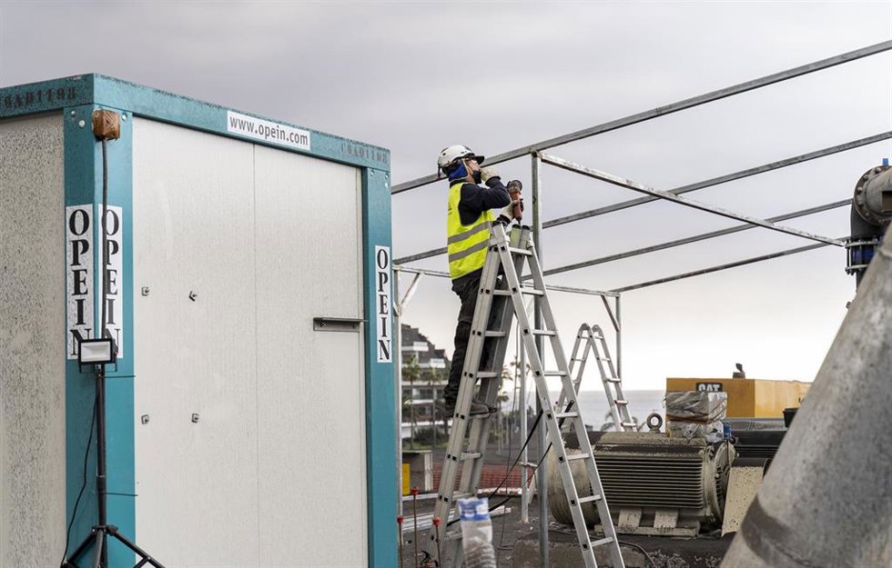 Archivo - Un obrero trabaja en la zona donde han instalado varias desaladoras portátiles de la empresa Tedagua, a 27 de octubre de 2021, en La Palma, Santa Cruz de Tenerife, Canarias, (España). La Consejería de Transición Ecológica, Lucha contra el Camb