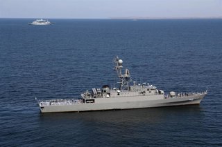 Archivo - La fragata 'IRIS Dena' de Irán durante unas maniobras conjuntas con Rusia y China en el golfo de Omán en marzo de 2024 (archivo)