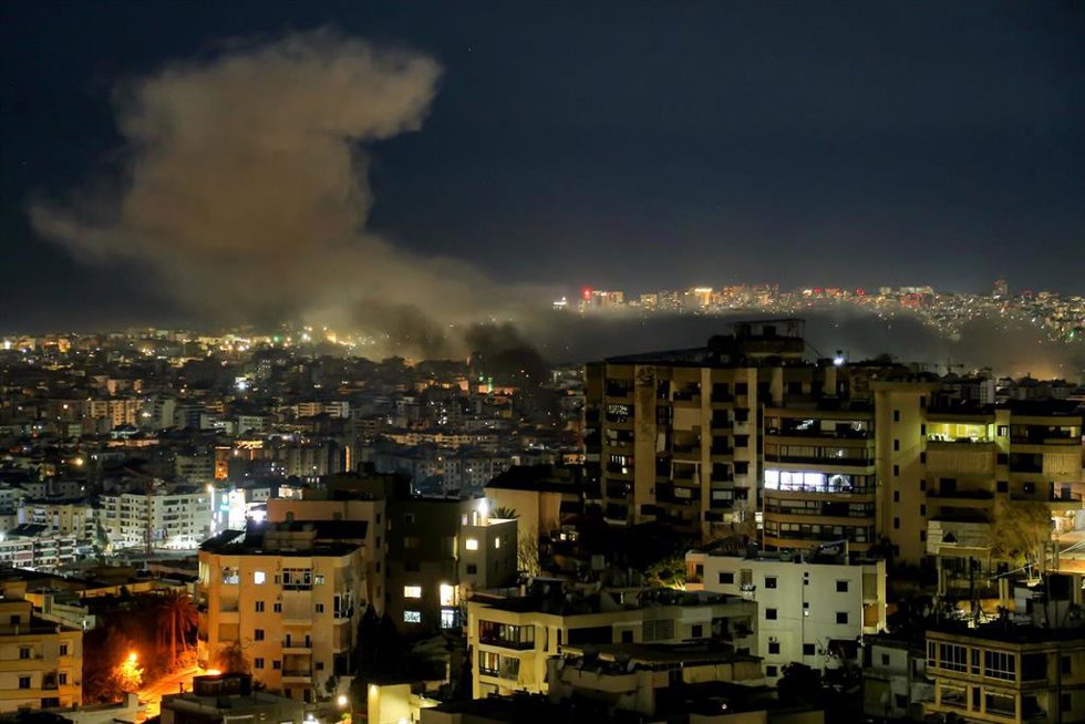 Columna de humo tras un bombardeo ejecutado por el Ejército de Israel contra la capital de Líbano, Beirut (archivo)