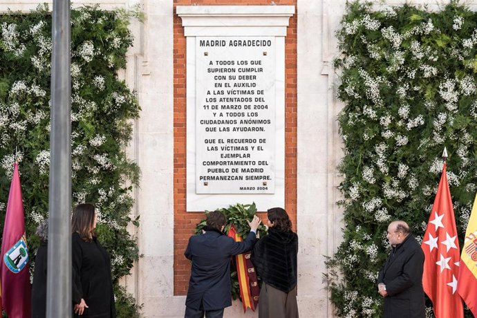 La presidenta de la Comunidad de Madrid, Isabel Díaz Ayuso, y el alcalde de Madrid, José Luis Martínez-Almeida, colocan una corona de flores durante un acto solemne en recuerdo a las víctimas del 11M, en la Real Casa de Correos, a 11 de marzo de 2026, en 