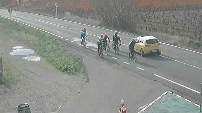 La Guardia Civil investiga a un conductor que puso en grave riesgo la vida de siete ciclistas