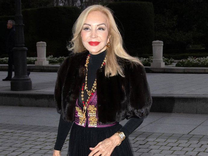 Carmen Lomana llega al Teatro Real para asistir al estreno de la ópera 'El sueño de una noche de verano'