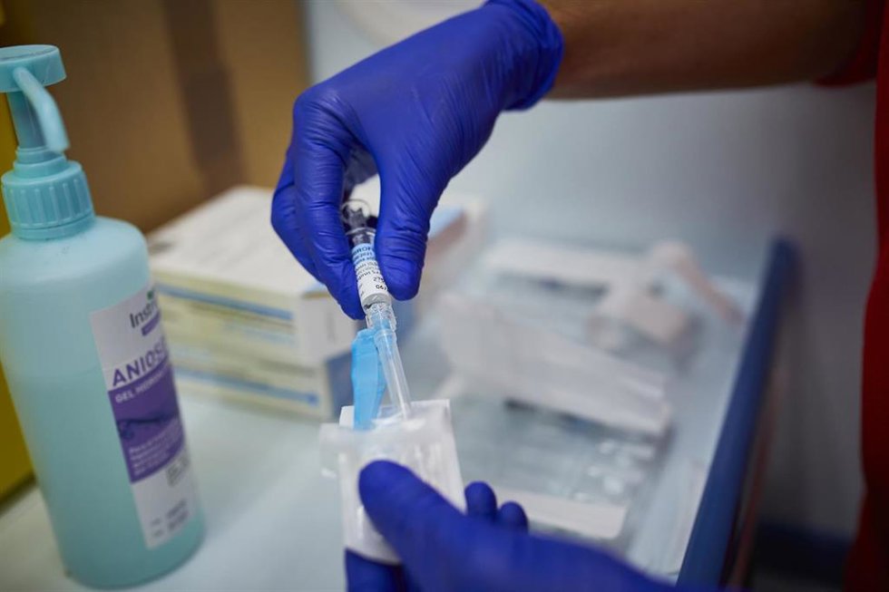 Archivo - En la campaña de vacunación contra la gripe que acaba de terminar en Andalucía se han inmunizado más de 1,9 millones de andaluces, la mayor tasa de cobertura desde 2022, en la que ya se alcanzó un récord.