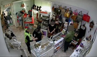 Momento de la detención captado por las cámaras de videovigilancia del establecimiento.