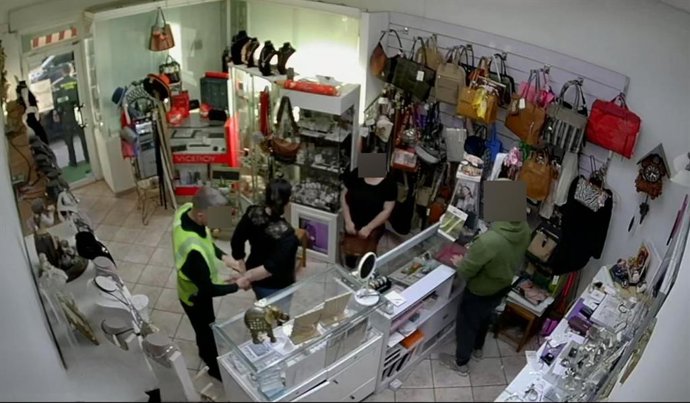 Momento de la detención captado por las cámaras de videovigilancia del establecimiento.