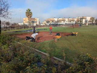 El equipo trabajando en la excavación en el Jardín de los Granados Sefardíes.