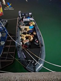 Cuatro detenidos en una narcolancha con 3.000 kilos de hachís abordada por Vigilancia Aduanera rumbo a la Bahía de Cádiz