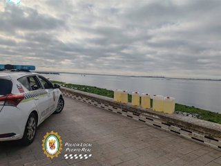 Varias garrafas de gasolina halladas en una playa de Puerto Real por la Policía Local