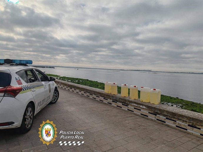 Varias garrafas de gasolina halladas en una playa de Puerto Real por la Policía Local