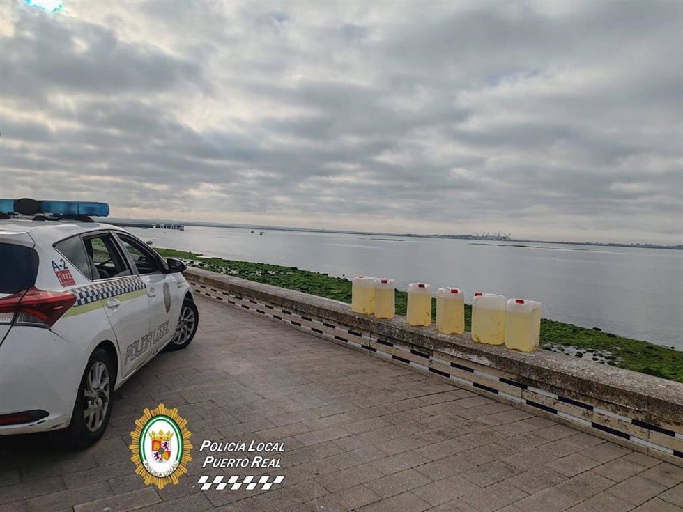 Varias garrafas de gasolina halladas en una playa de Puerto Real por la Policía Local