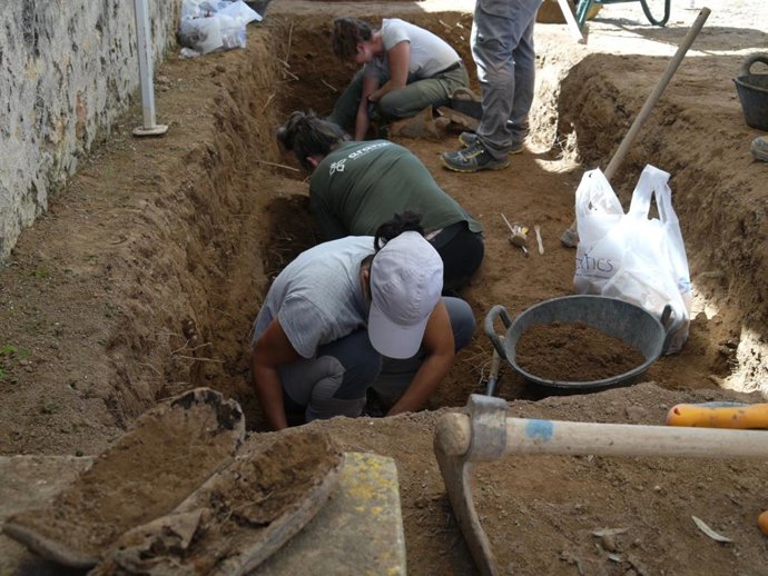Excavaciones en el cementerio viejo de Sant Francesc.