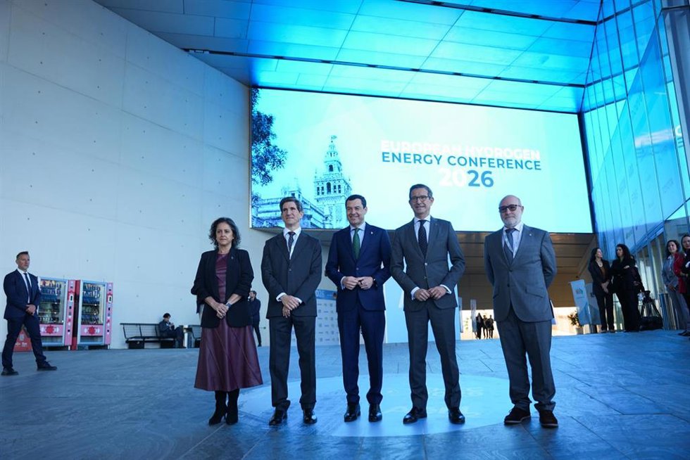 El presidente de la Junta, Juanma Moreno (c), junto al consejero Jorge Paradela (2d), la consejera Catalina García, y el presidente de la Asociación Española del Hidrógeno (AeH2), Javier Brey (2i), en la Conferencia Europea de Energía del Hidrógeno(EHE