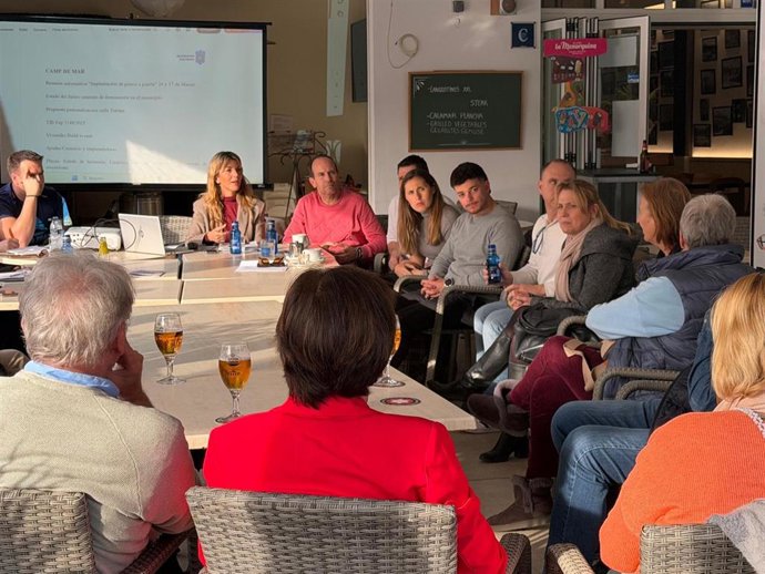 La alcaldesa de Andratx, Estefanía Gonzalvo, preside una reunión con los vecinos de Camp de Mar.