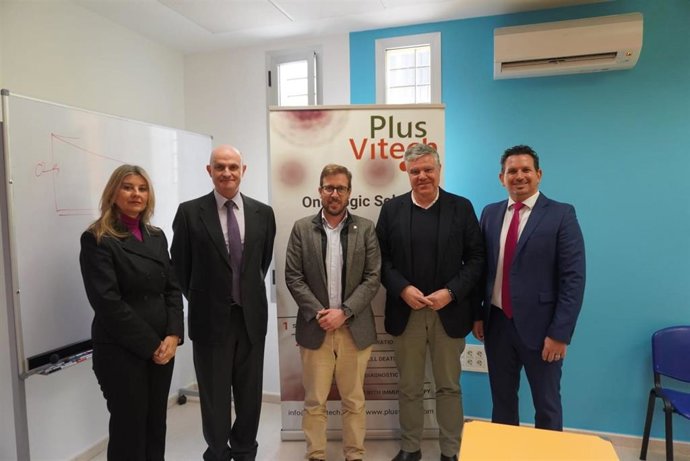 El subdelegado del Gobierno en Sevilla, Francisco Toscano, en una reunión con el investigador principal del proyecto Viontech, Vicente Salinas