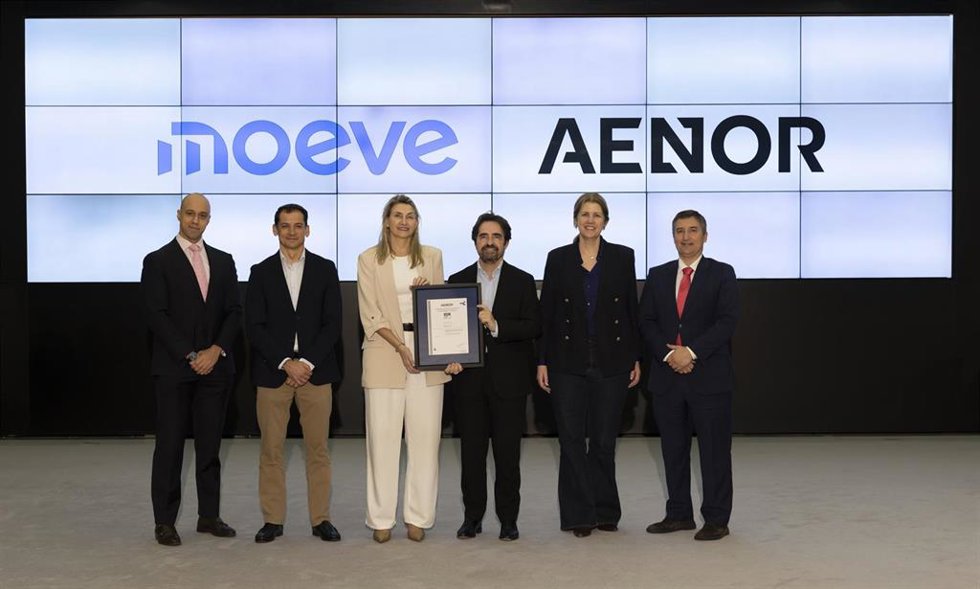 Desde la izquierda: Aitor Casado (Aenor), David Liras (Moeve), Virginia Beltramini (Moeve), José Manuel Martínez (Moeve), Mar Perrote (Moeve), Nicolás Henríquez (Aenor)