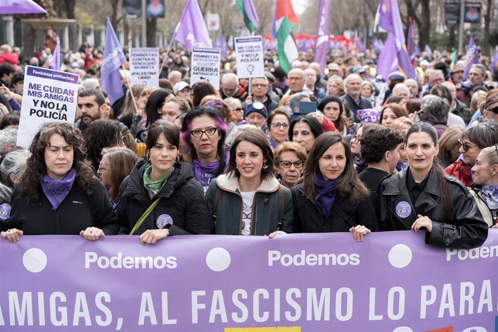 La secretaria general de Podemos, Ione Belarra (2d), y las eurodiputadas Irene Montero (c) e Isa Serra (2i), durante la manifestación convocada por la Comisión 8M por el Día de la Mujer, a 8 de marzo de 2026, en Madrid (España). 
