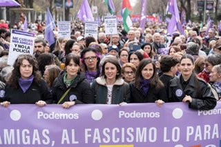La secretaria general de Podemos, Ione Belarra (2d), y las eurodiputadas Irene Montero (c) e Isa Serra (2i), durante la manifestación convocada por la Comisión 8M por el Día de la Mujer, a 8 de marzo de 2026, en Madrid (España).