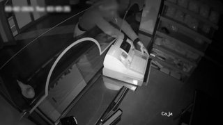 El delincuente fuerza la caja registradora de un establecimiento