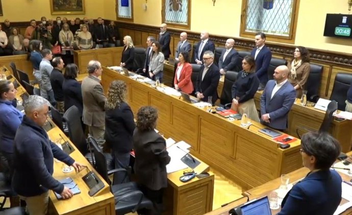 El Pleno Municipal de Gijón guarda un minuto de silencio en memoria a las víctimas del 11-M.