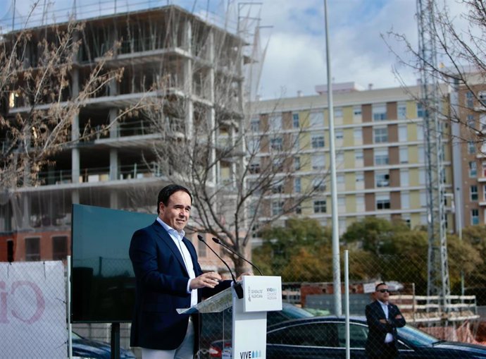 El president de la Generalitat, Juanfran Pérez Llorca, durante la presentación de las nuevas promociones de vivienda del Plan Vive, a 17 de febrero de 2026, en Castellón