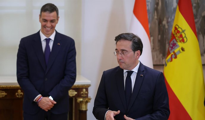 El presidente del Gobierno, Pedro Sánchez (i) y el ministro de Asuntos Exteriores, Unión Europea y Cooperación, José Manuel Albares (d)