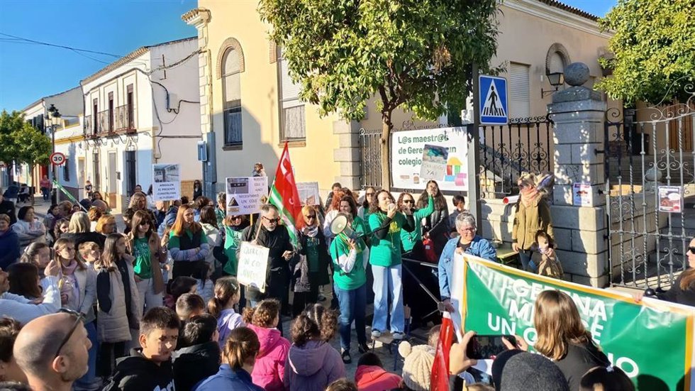 Concentración en el primer día de huelga de la comunidad educativa del CEIP Fernando Feliú de Gerena