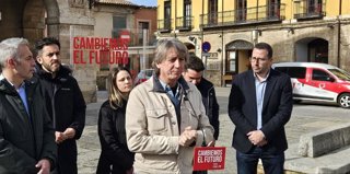 El secretario general del PSOE de Castilla y León y candidato a la Presidencia de la Junta, Carlos Martínez, durante su visita a Toro (Zamora)