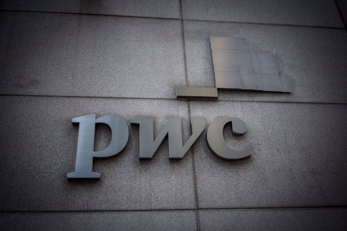 Archivo - FILED - 16 September 2023, US, New York: The logo of the auditing company PWC, taken in Manhattan. Worldwide sales of battery electric vehicles (BEVs) grew last year to 10.4 million, up about 14\% on the prior year, according to a study by manag