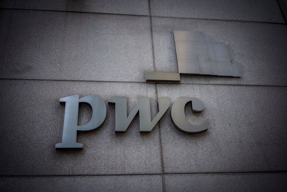 Archivo - FILED - 16 September 2023, US, New York: The logo of the auditing company PWC, taken in Manhattan. Worldwide sales of battery electric vehicles (BEVs) grew last year to 10.4 million, up about 14\% on the prior year, according to a study by man