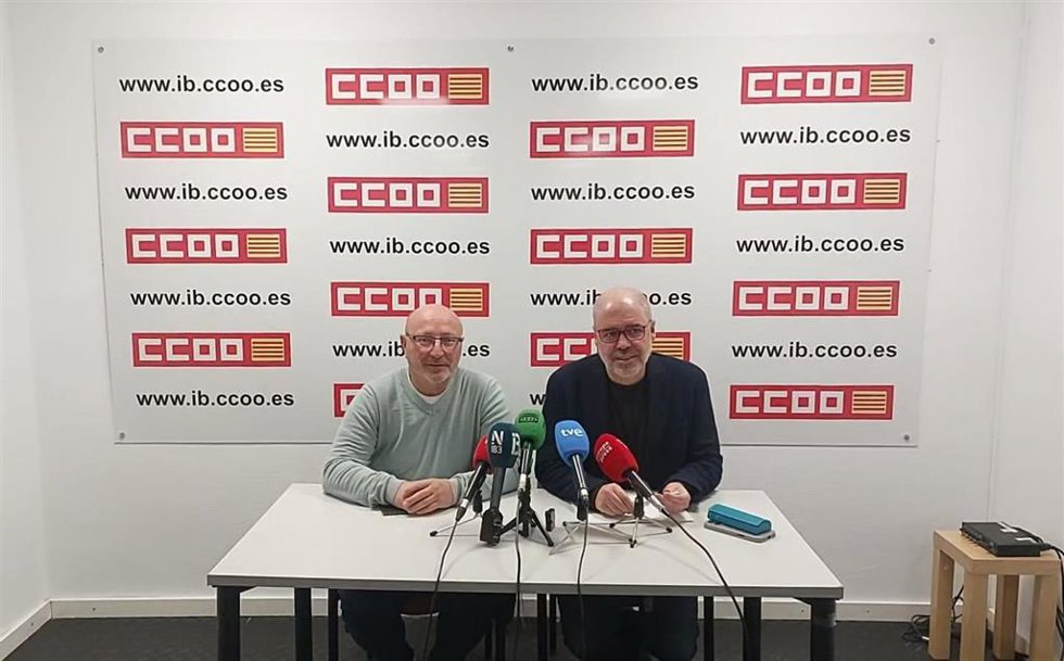 El secretario general de CCOO en Baleares, José Luis García, y el secretario general de CCOO, Unai Sordo, en una rueda de prensa.