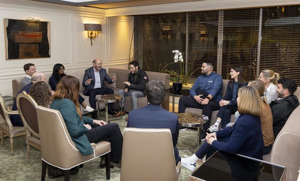 El presidente de la RFEF, Rafael Louzán, da la bienvenida en Madrid a la delegación de FIFA que visita las sedes del Mundial 2030.