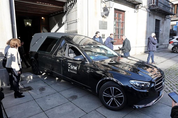 El coche fúnebre con los restos mortales de Raúl del Pozo llega a la capilla ardiente instalada en la Casa de la Villa, a 11 de marzo de 2026, en Madrid (España). El periodista y escritor ha fallecido a los 89 años de edad.
