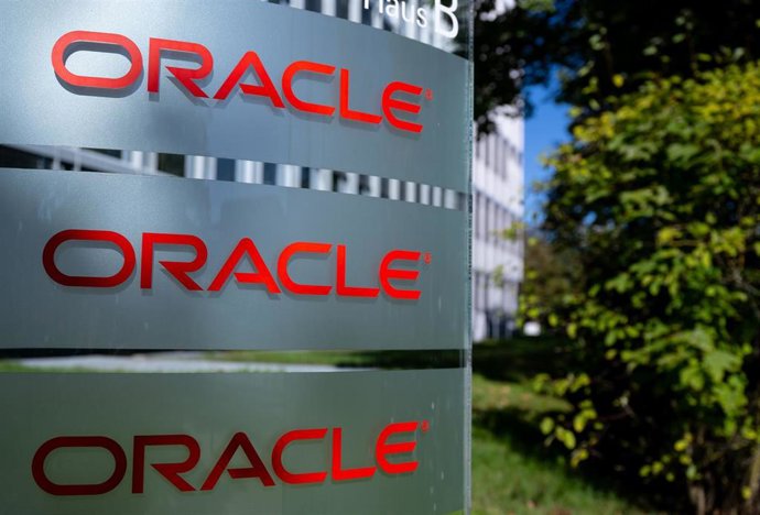 Archivo - FILED - 25 September 2023, Bavaria, Munich: The logo of the software and hardware manufacturer Oracle can be seen at the German headquarters. Photo: Sven Hoppe/dpa