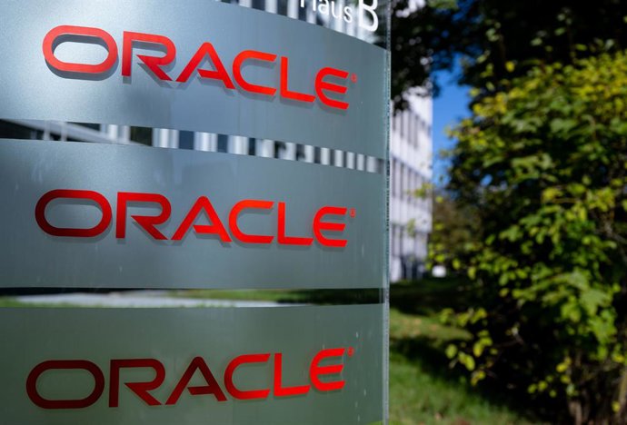 Archivo - FILED - 25 September 2023, Bavaria, Munich: The logo of the software and hardware manufacturer Oracle can be seen at the German headquarters. Photo: Sven Hoppe/dpa