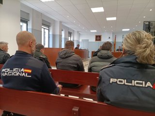 Los tres acusados de intentar asesinar a un hombre en La Térmica de Almería durante el juicio en la Audiencia Provincial de Almería.