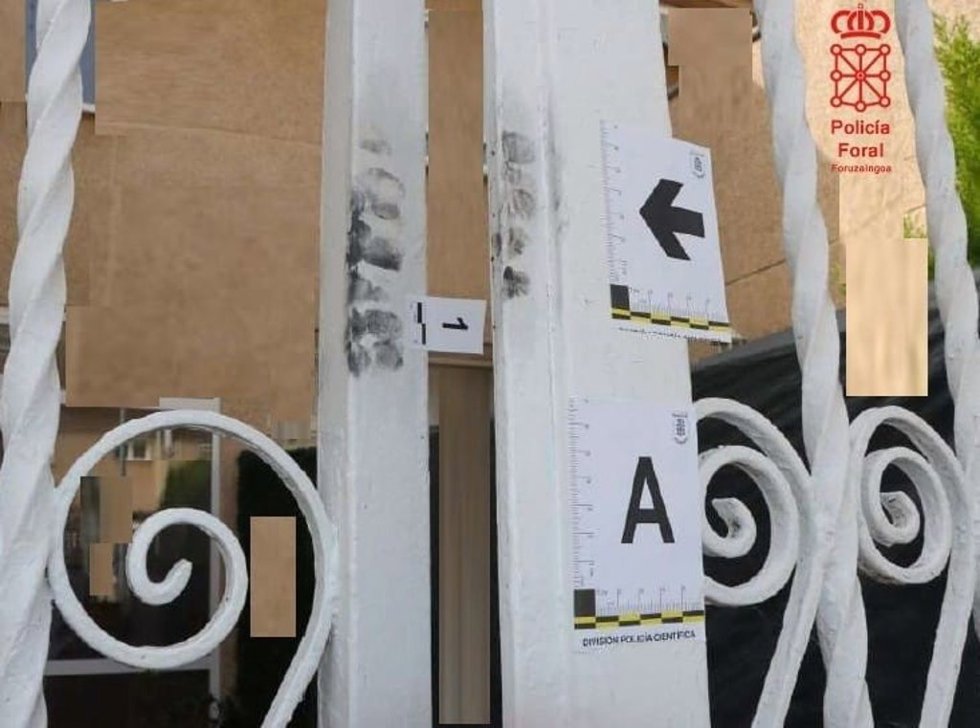 Restos de huellas en la entrada a la vivienda