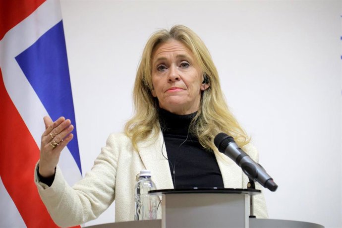 Archivo - La ministra de Exteriores islandesa, Thorgerdur Katrin, durante una rueda de prensa en Kiev.