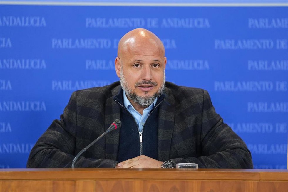 El portavoz adjunto del Grupo Parlamentario Vox, Rodrigo Alonso, durante la ronda de ruedas de prensa de portavoces de los grupos parlamentarios en el Parlamento de Andalucía, a 11 de marzo de 2026 en Sevilla (Andalucía, España). Los portavoces de los g