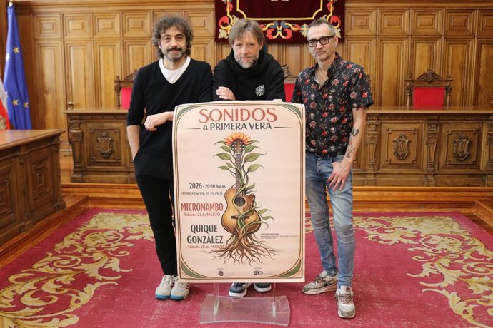 El concejal de Identidad Cultural, Turismo y Fiestas, Francisco Fernández y los responsable de La Mano Negra Producciones durante la presentación .