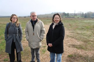 Ovejo (i), Ceña y Álvarez en la explanada donde aterriza el helicóptero de emergencias en Soria.