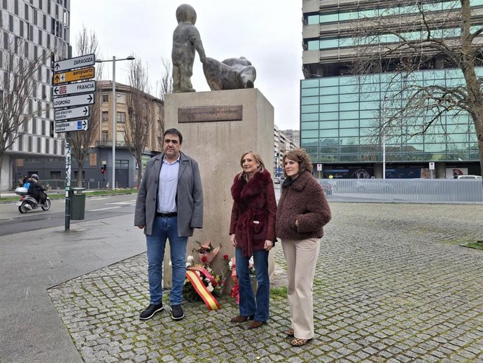 La presidenta de UPN, Cristina Ibarrola (centro) deja flores ante el monumento a las víctimas del terrorismo por el Día Europeo de las Víctimas del Terrorismo.