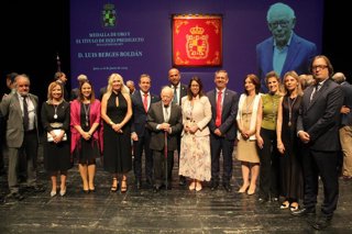 Archivo - Luis Berges Roldán (c), junto a responsables del Ayuntamiento de Jaén, en el acto de entrega de la Medalla de Oro y el título de Hijo Predilecto.