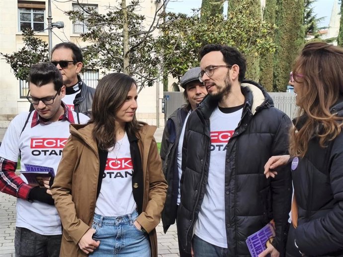 La secretaria general y diputada de Podemos, Ione Belarra, y el candidato de la formación a la Presidencia de la Junta, Miguel Ángel Llamas, en Valladolid.