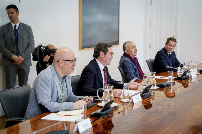 Archivo - Reunión del presidente del Gobierno, Pedro Sánchez, y varios ministros con representantes de empresarios y sindicatos, en una foto de archivo.