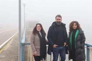 Alberto Mayoral (centro) y Gema Elena González (dcha.), en el entorno del embalse de Puente Nuevo.