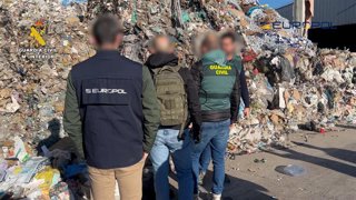 Desarticuladas 23 redes de tráfico ilícito de residuos en España en una operación del Seprona en 70 países