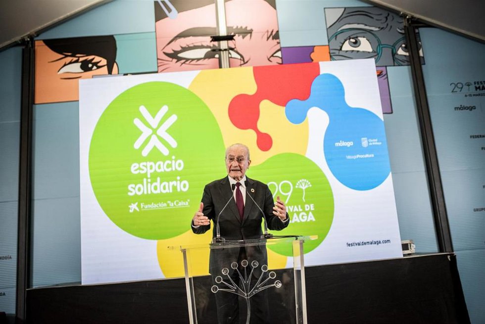 El alcalde Málaga, Francisco de la Torre, en la inauguración de la octava edición del Espacio Solidario del Festival de Málaga.