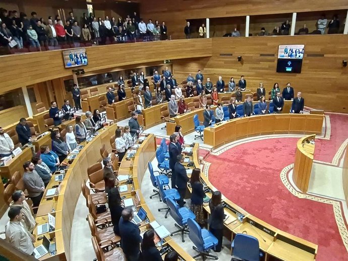 Imaxe do Hemiciclo durnate o minito de silencio en recordo ás vítimas do atentado do 11 de Marzo de 2004