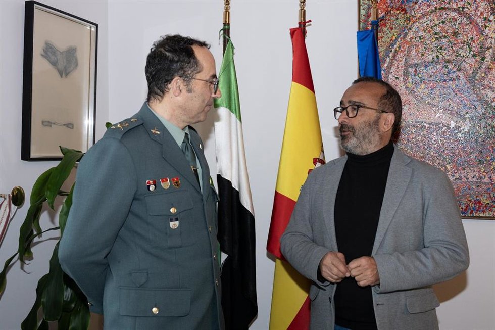 El presidente de la Diputación de Cáceres, Miguel Ángel Morales, y el nuevo general de brigada de la Guardia Civil en Extremadura, Manuel Velarde Tazón