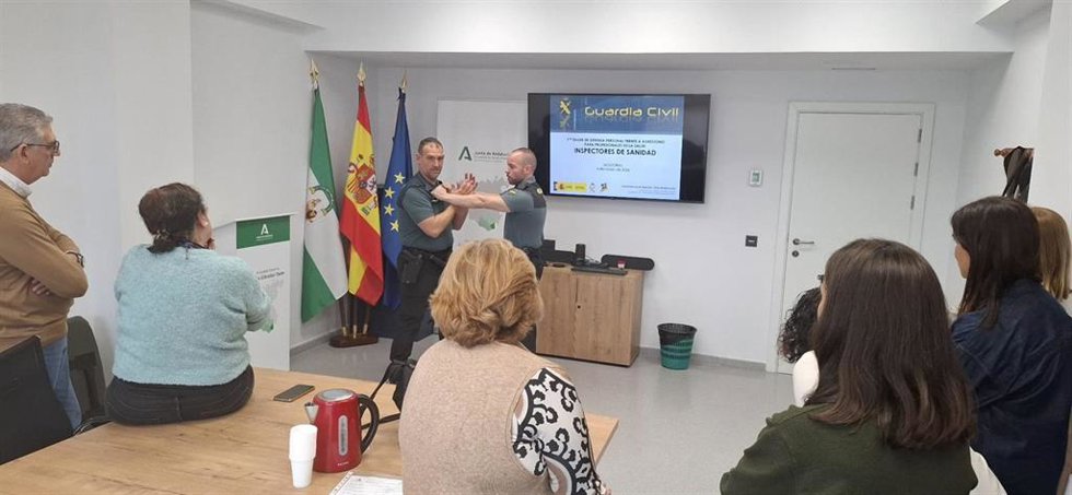Dos agentes de la Guardia Civil imparten un taller de prevención de agresiones a personal sanitario de Algeciras (Cádiz)